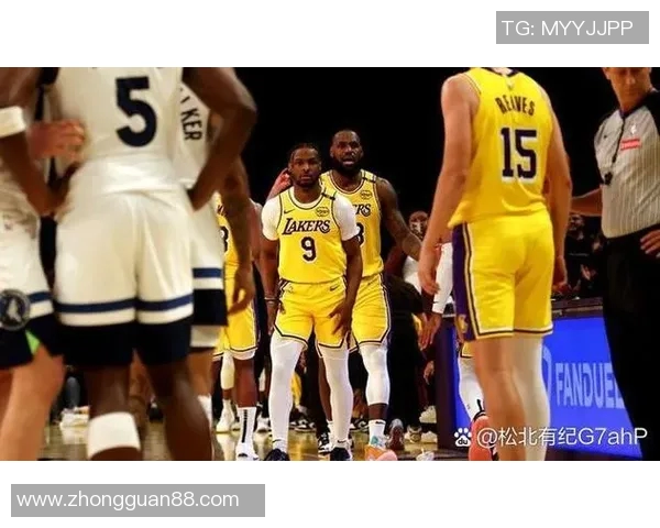 勇士与火箭激战10月18日NBA赛场精彩对决引发球迷热议